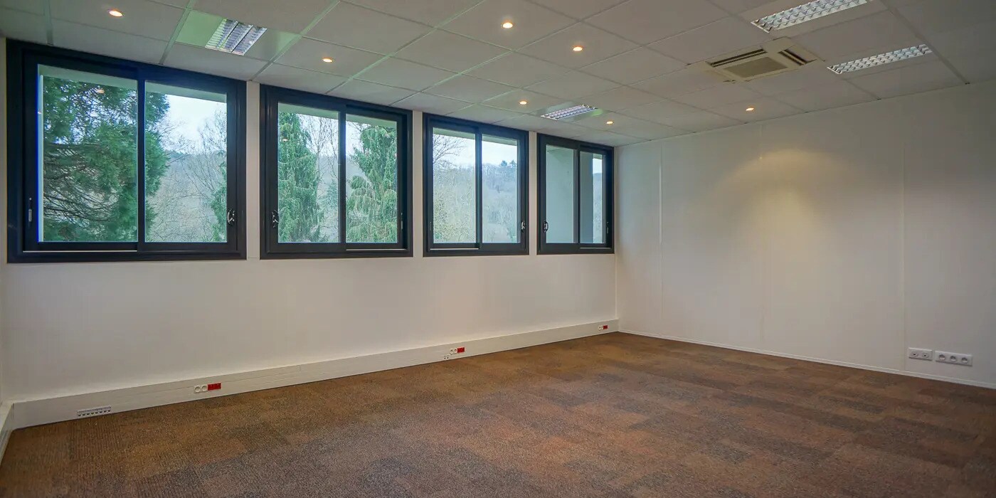 Bureau dans Voisins-le-Bretonneux à louer Photo de l’immeuble– Image 1 sur 18