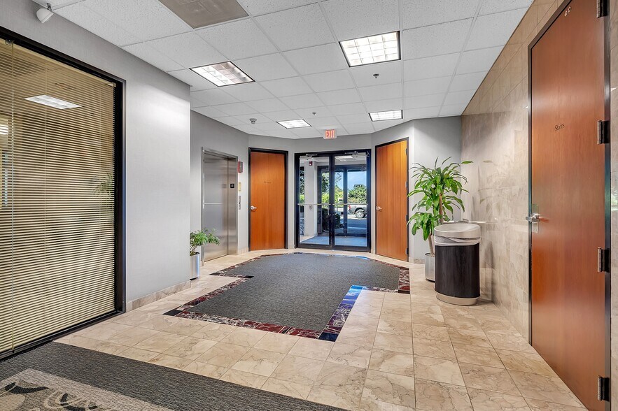 1751 S Naperville Rd, Wheaton, IL à louer - Photo de l’immeuble – Image 2 sur 18