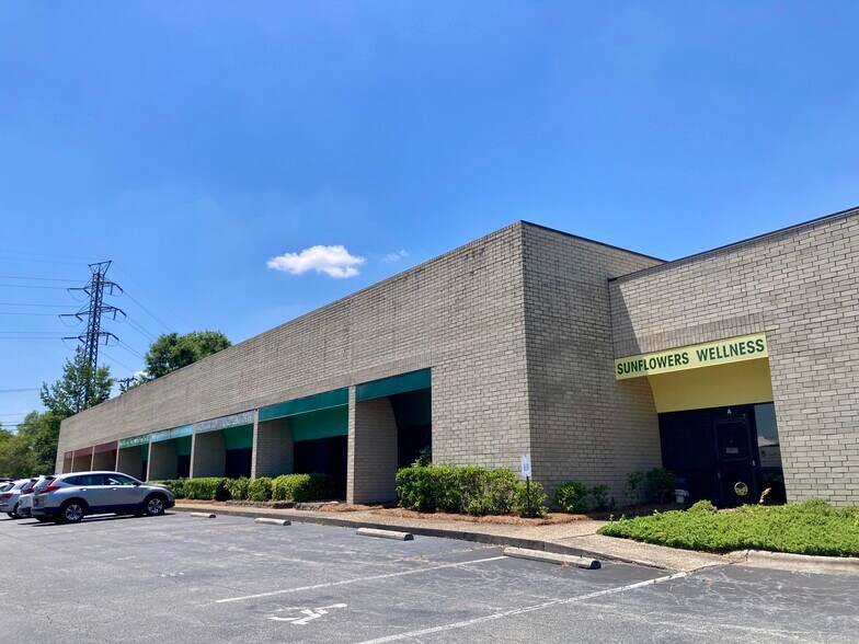 200 Pomona Dr, Greensboro, NC à louer - Photo de l’immeuble – Image 2 sur 6