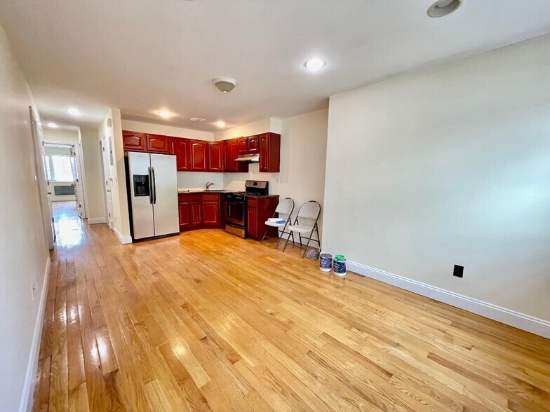 20-11 College Point Blvd, College Point, NY à vendre - Photo intérieure – Image 3 sur 16