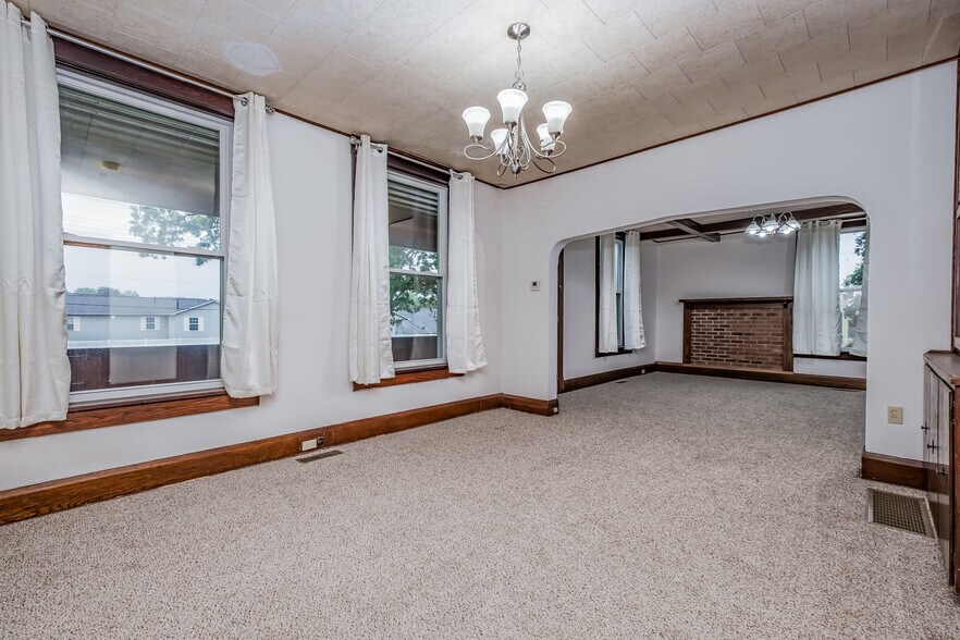 6487 Hills and Dales Rd NW, Canton, OH à vendre - Photo de l’immeuble – Image 3 sur 16
