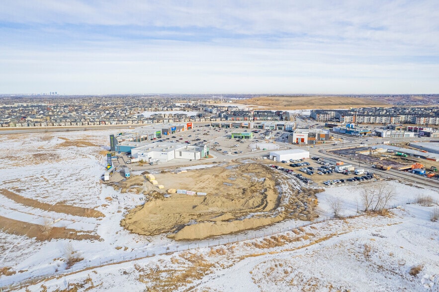 SE Macleod Trail And 210 Av, Calgary, AB à louer - Photo principale – Image 1 sur 2