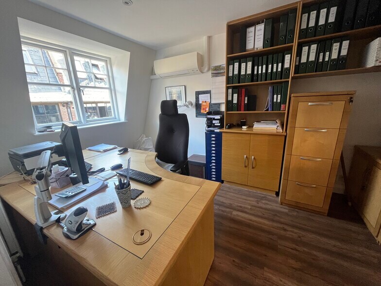 27A Brownlow Mews, Londres à louer - Photo de l’immeuble – Image 3 sur 9