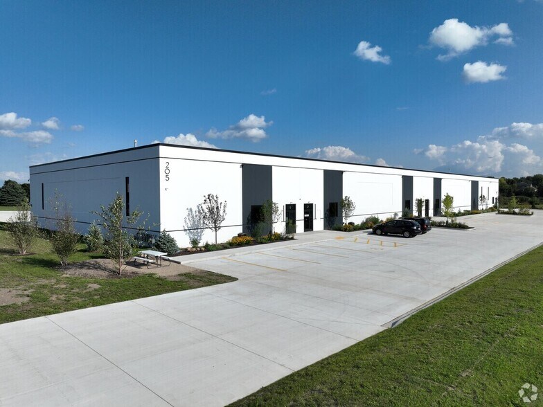 205 E Morrissy Dr, Elkhorn, WI à louer - Photo de l’immeuble – Image 1 sur 13