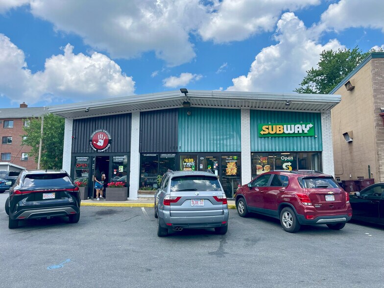 1727 Revere Beach Pky, Everett, MA à vendre - Photo de l’immeuble – Image 2 sur 3