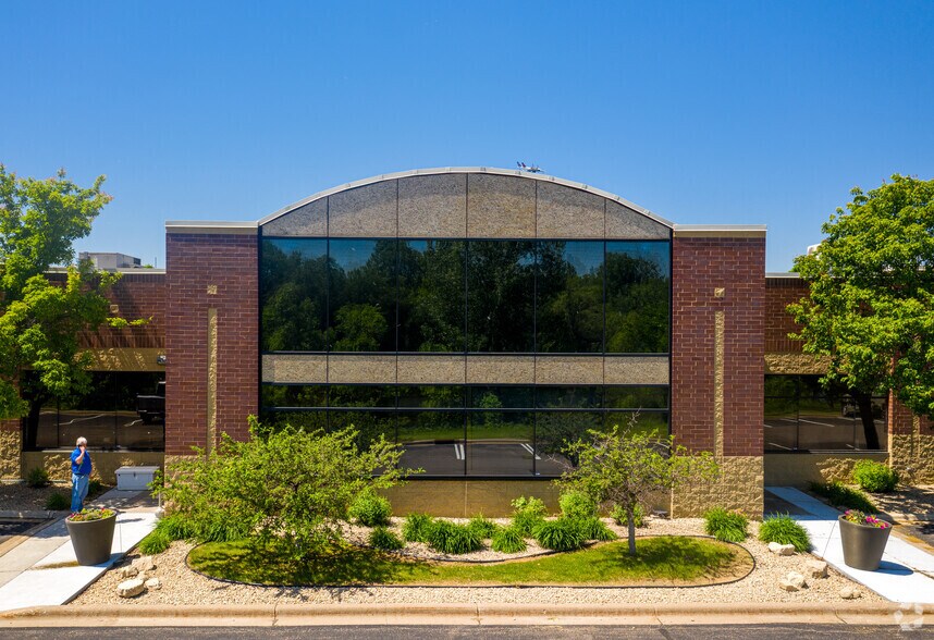 2770 Blue Water Rd, Eagan, MN à vendre - Photo de l’immeuble – Image 3 sur 7