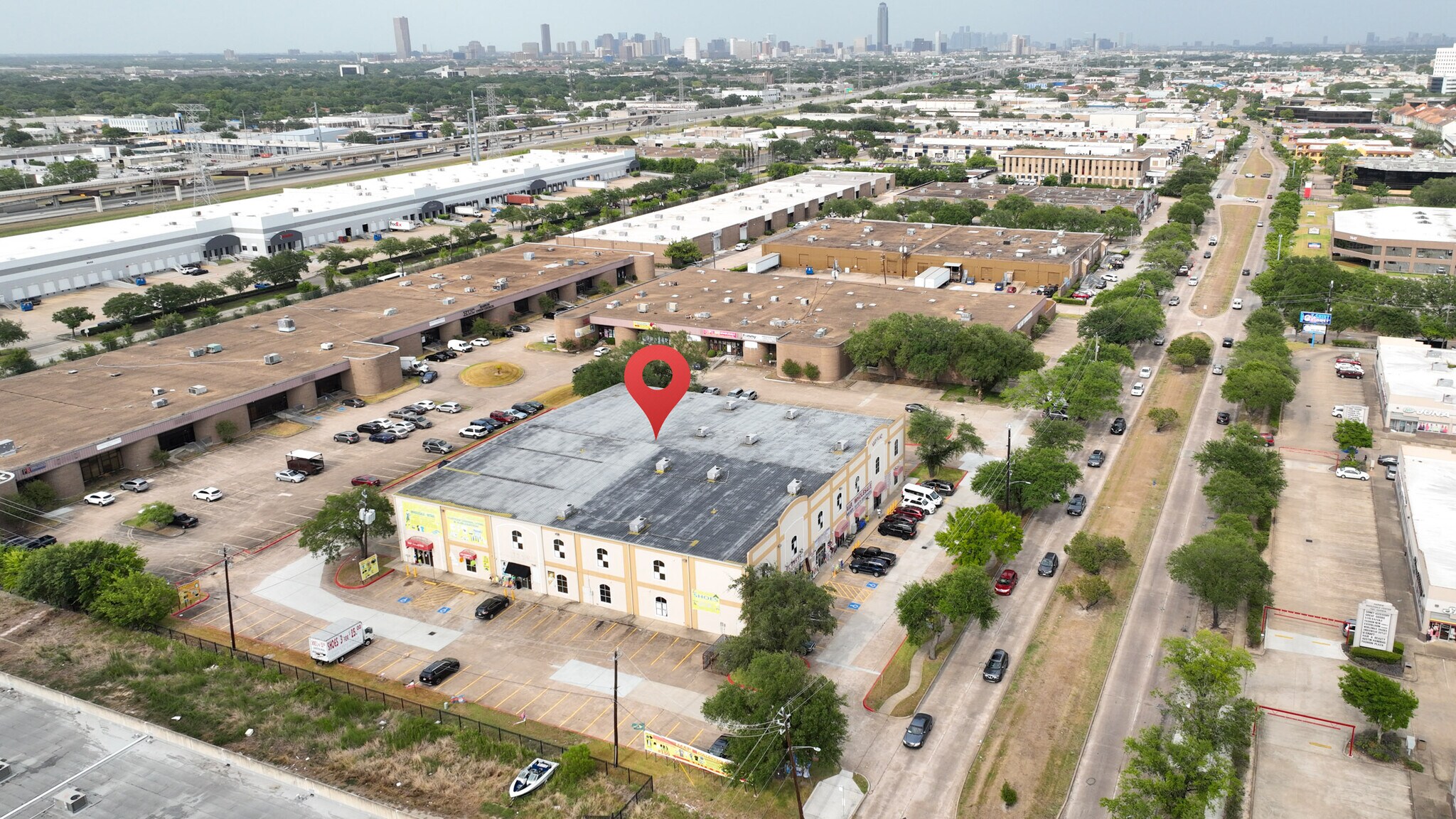 7598 Harwin Dr, Houston, TX à louer Photo de l’immeuble– Image 1 sur 14