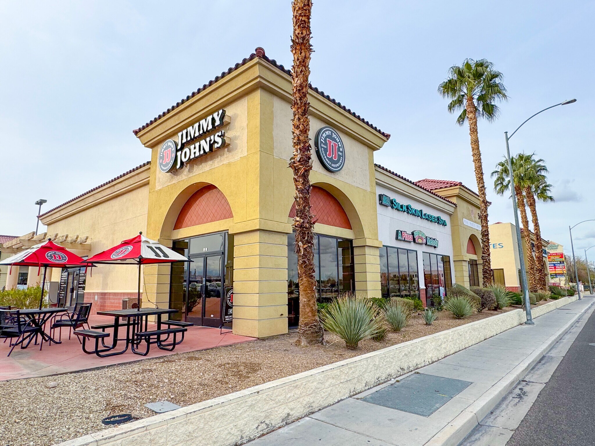 5447 S Rainbow Blvd, Las Vegas, NV à louer Photo de l’immeuble– Image 1 sur 9