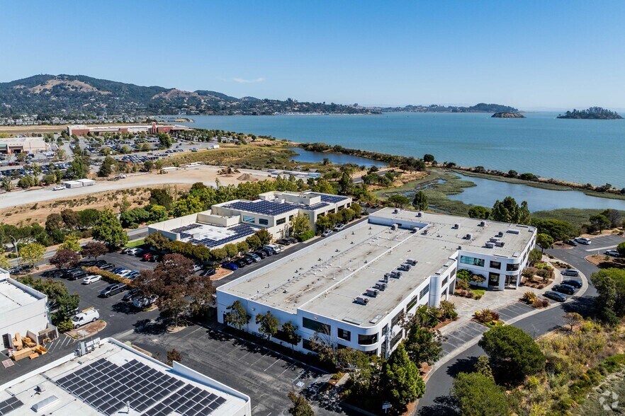 100 Pelican Way, San Rafael, CA à louer - Photo de l’immeuble – Image 2 sur 3