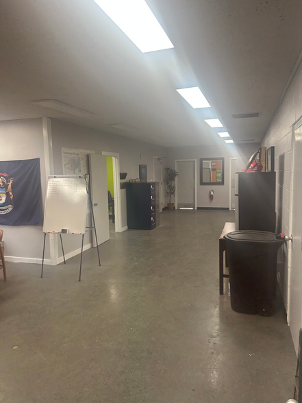 209 W Monroe Ave, Jackson, MI à louer - Photo intérieure – Image 2 sur 4