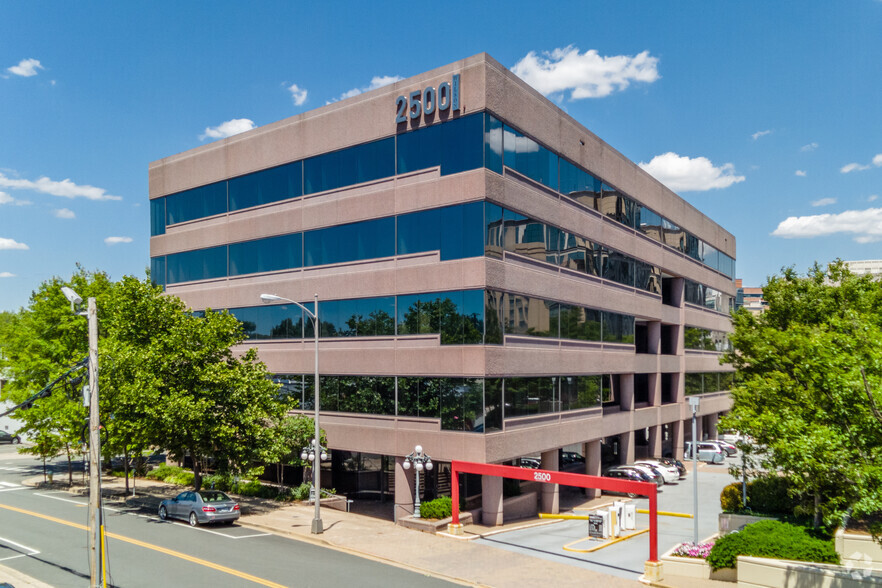 2500 Wilson Blvd, Arlington, VA à louer - Photo de l’immeuble – Image 2 sur 5