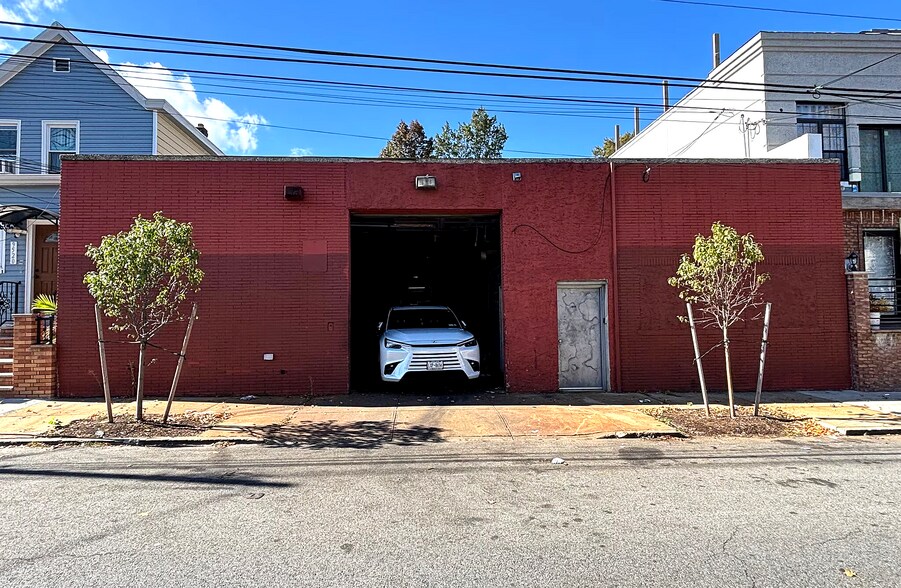 9516 101st St, Ozone Park, NY à vendre - Photo principale – Image 1 sur 9
