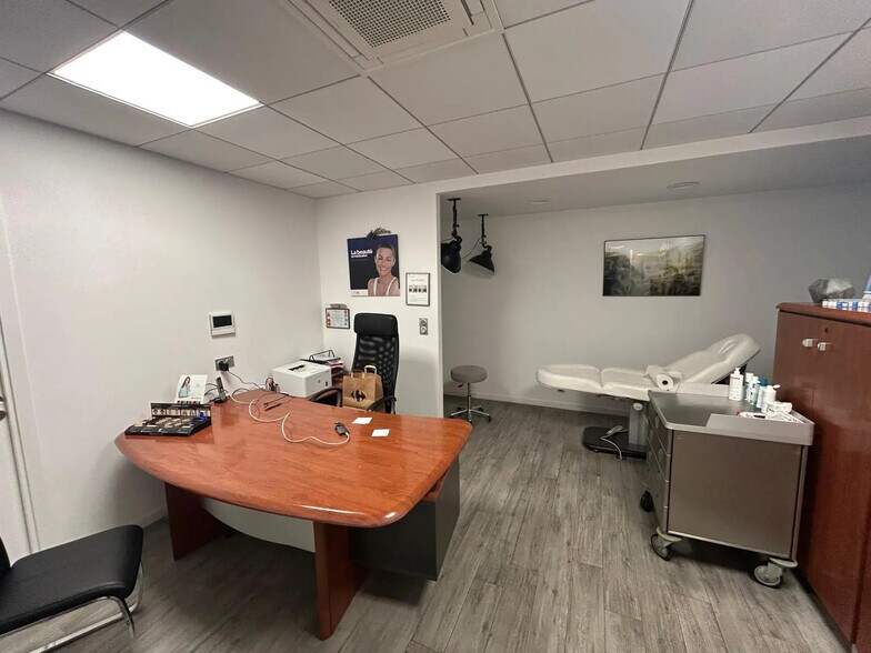 Bureau dans Marseille à vendre - Photo de l’immeuble – Image 3 sur 11