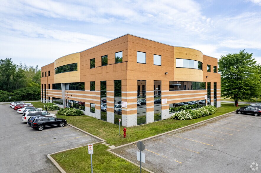 440 Boul Armand-Frappier, Laval, QC à louer - Photo de l’immeuble – Image 3 sur 3