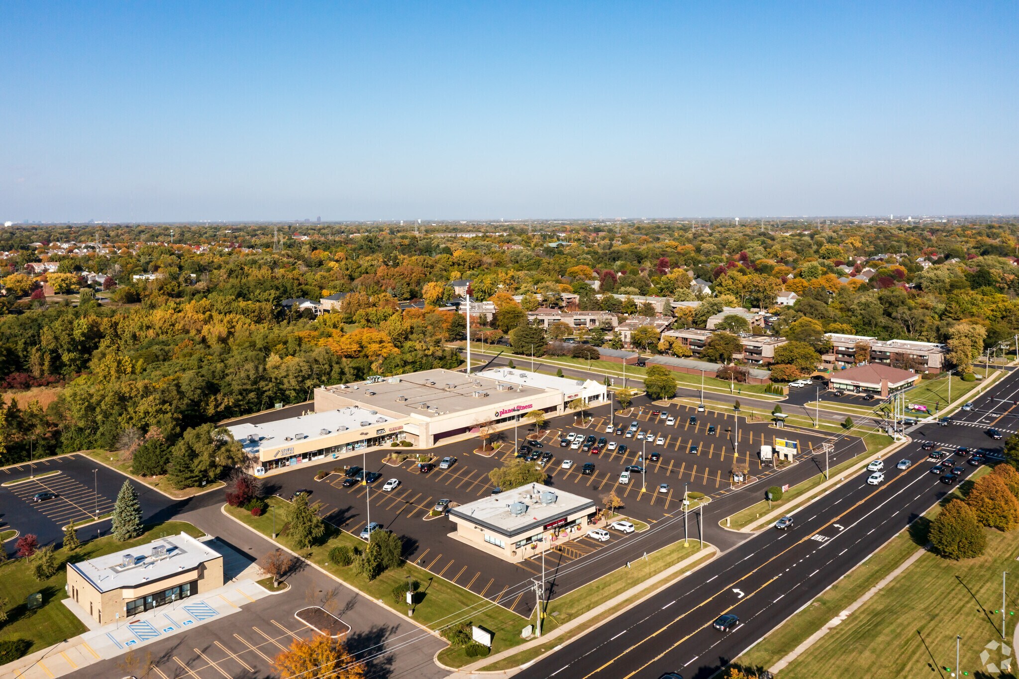 875-901 E Geneva Rd, Carol Stream, IL à louer Photo principale– Image 1 sur 3