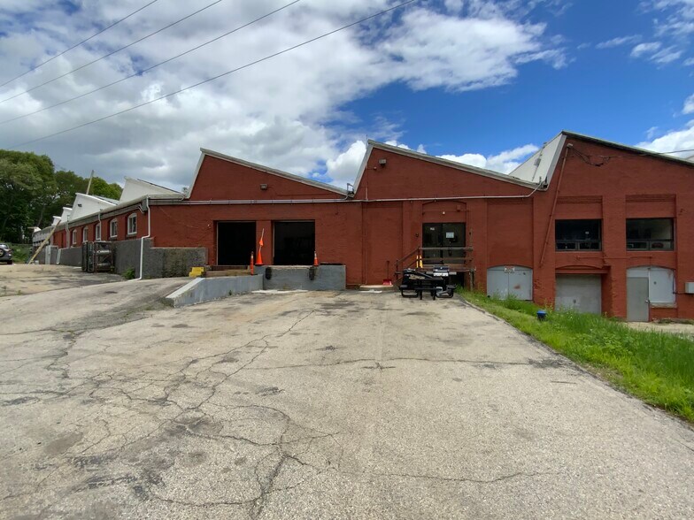129 Brookside Ave, West Warwick, RI à louer - Photo de l’immeuble – Image 1 sur 14