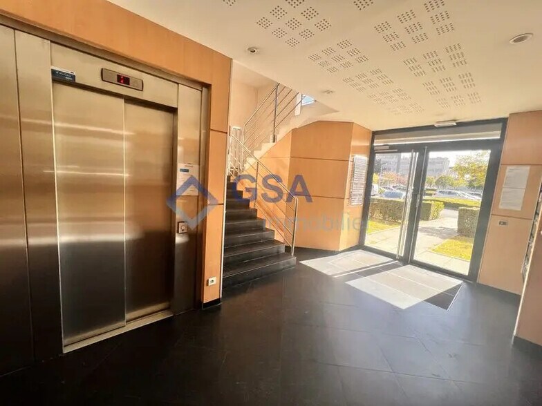 Bureau dans Évry-Courcouronnes à louer - Hall d’entrée – Image 3 sur 3