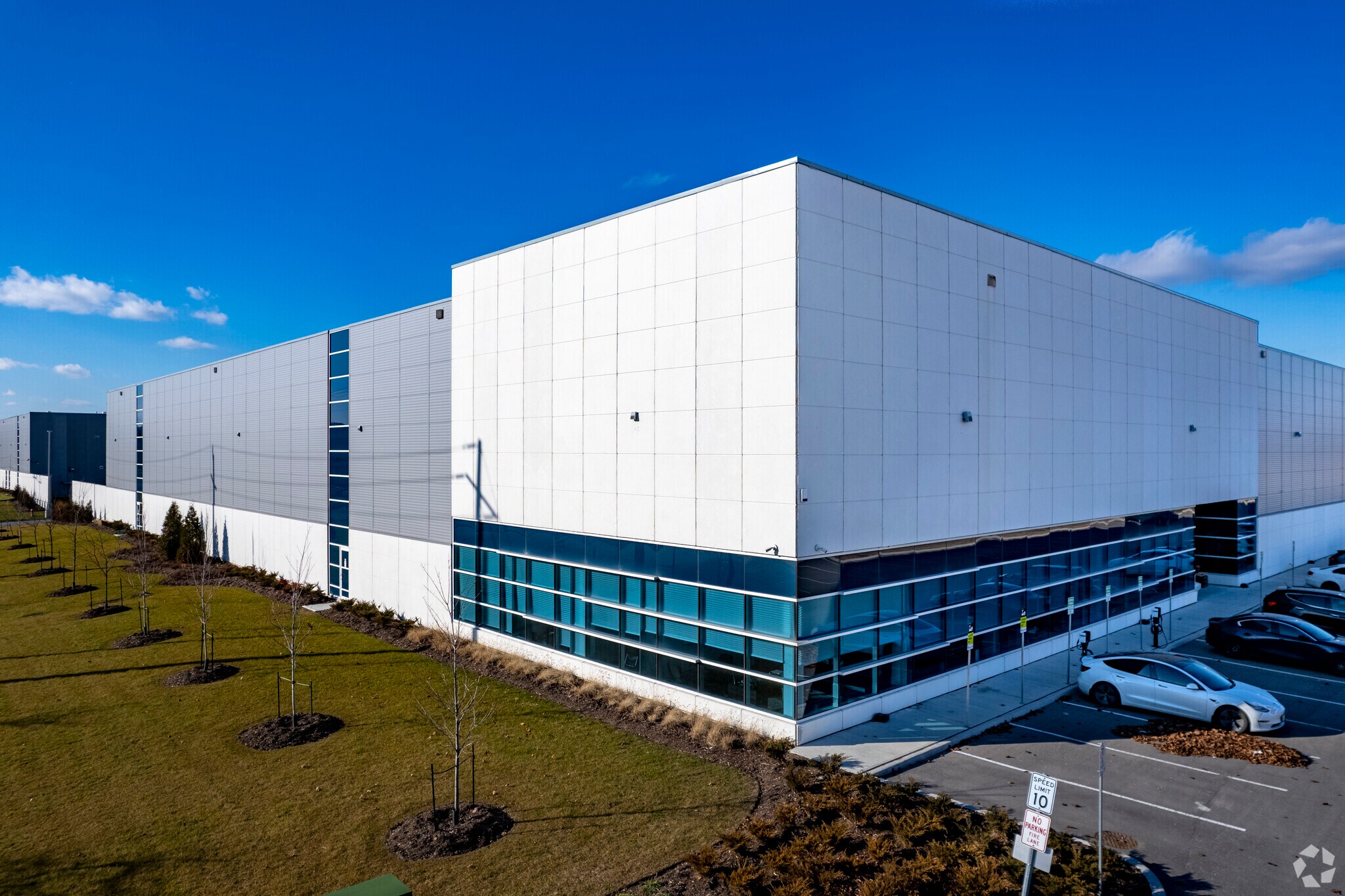 1672 Tricont Ave, Whitby, ON à louer Photo principale– Image 1 sur 5