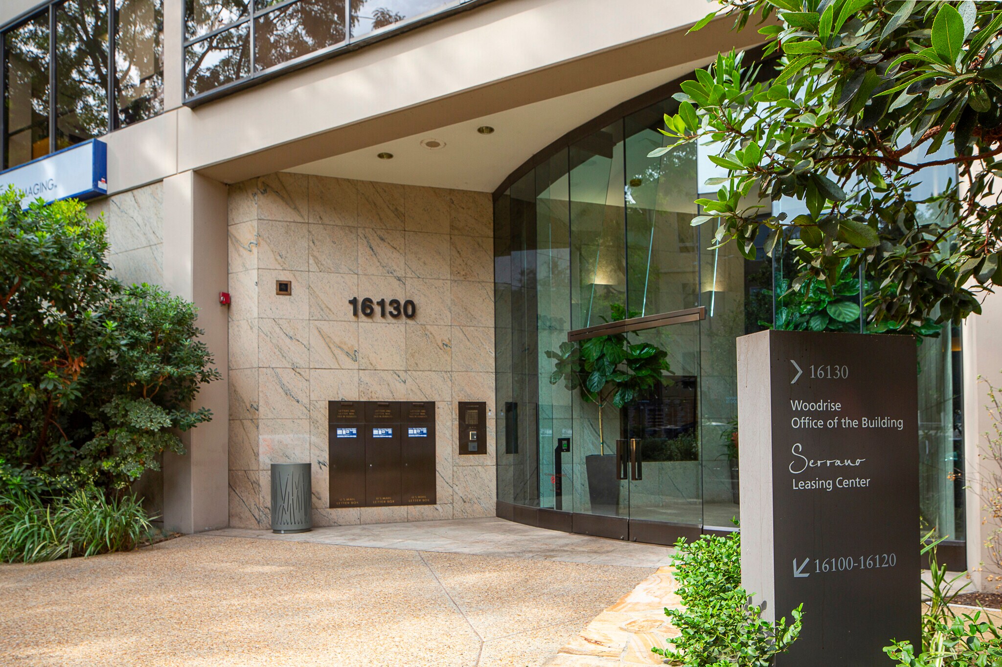 16130 Ventura Blvd, Encino, CA à louer Photo de l’immeuble– Image 1 sur 6