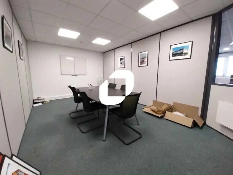 Local d'activités dans Les Essarts-le-Roi à vendre - Photo de l’immeuble – Image 3 sur 11