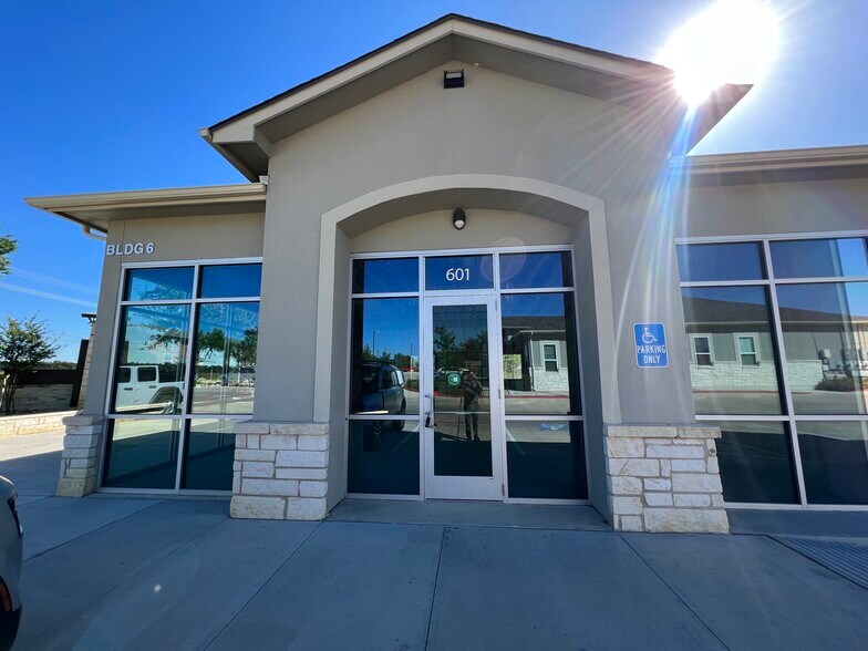 10824 E Crystal Falls Pky, Leander, TX à vendre - Photo de l’immeuble – Image 2 sur 3
