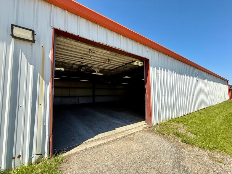 11600 Berea Rd, Cleveland, OH à louer - Photo de l’immeuble – Image 2 sur 6