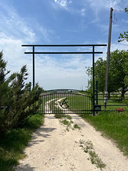 7445 County Road 1232, Godley, TX à vendre - Photo de l’immeuble – Image 2 sur 11
