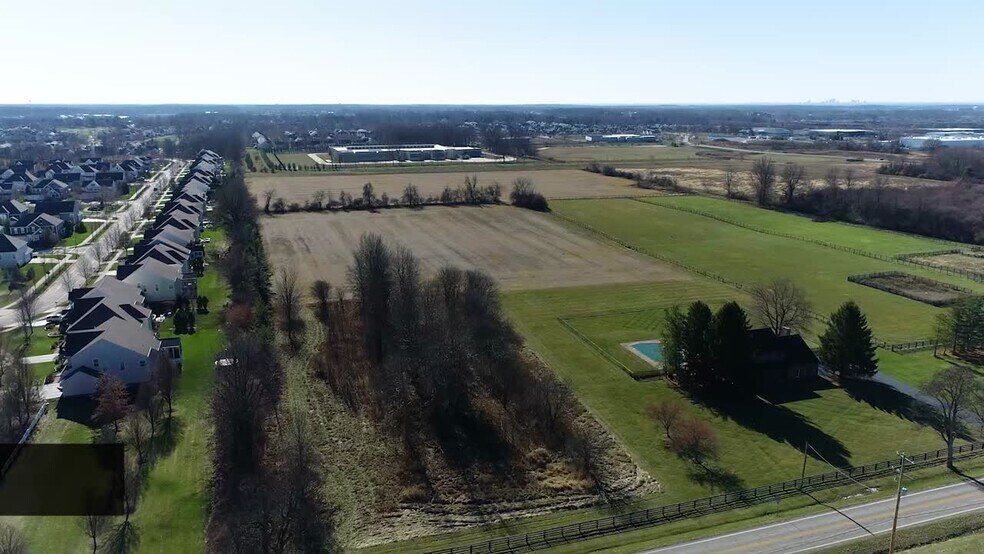 7041 E Walnut St, New Albany, OH à vendre - Vidéo aérienne – Image 2 sur 2