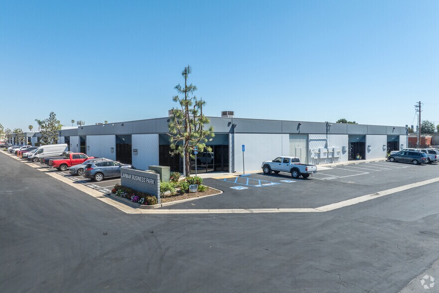 350 E orangethorpe Ave, Placentia, CA à louer - Photo de l’immeuble – Image 3 sur 13