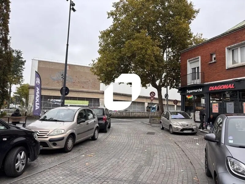 Local commercial dans Saint-Denis à louer Photo de l’immeuble– Image 1 sur 2