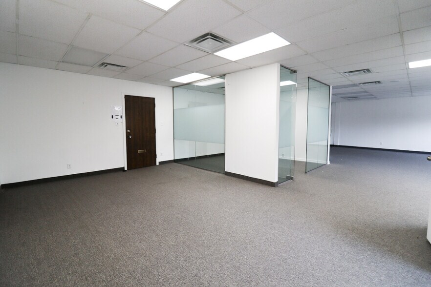 734-752 Sheppard Ave E, Toronto, ON à louer - Photo intérieure – Image 2 sur 7