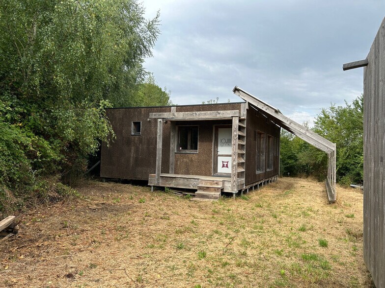 Local d'activités dans Les Châteliers à vendre - Photo de l’immeuble – Image 2 sur 19
