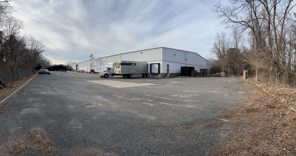 885 Waverly Ave, Holtsville, NY à louer - Photo de l’immeuble – Image 2 sur 9