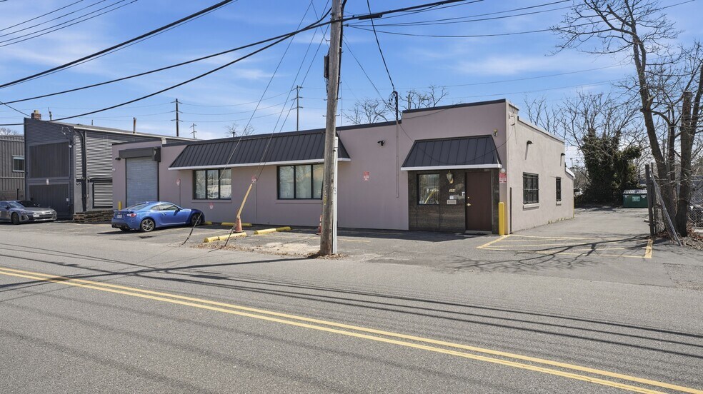 384 Moffitt Blvd, Islip, NY à vendre - Photo de l’immeuble – Image 3 sur 38