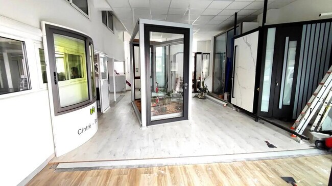 Plus de détails pour Local d’activités à vendre