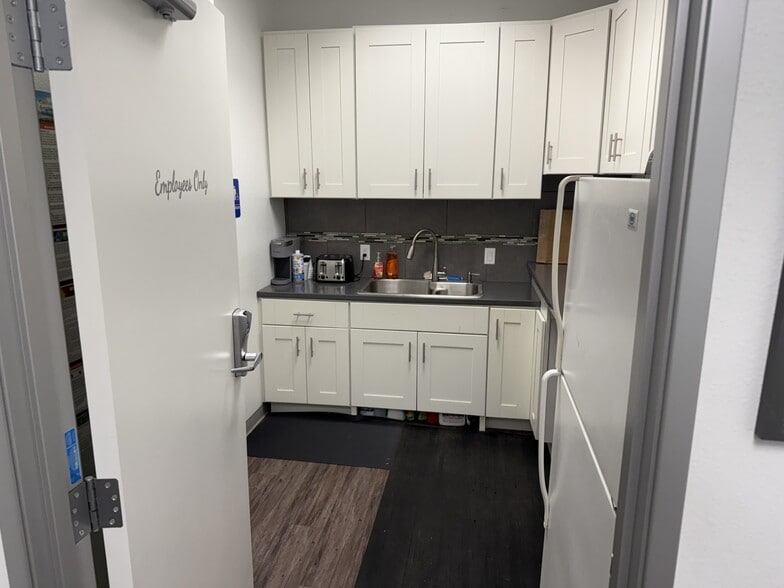 1551 E Ontario Ave, Corona, CA à louer - Photo intérieure – Image 3 sur 8