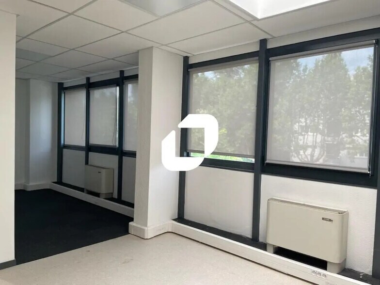 Bureau dans Échirolles à louer - Photo de l’immeuble – Image 3 sur 6