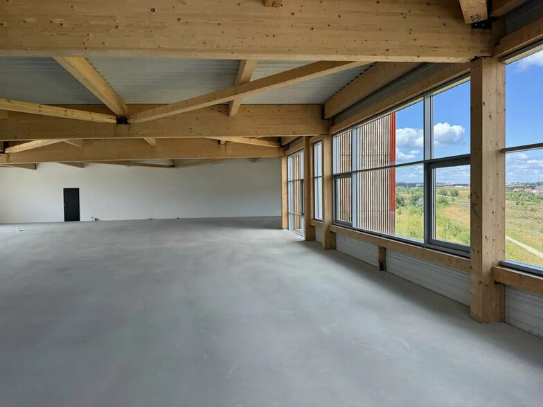 2 Avenue Du Noyer À La Malice, Louvres à louer - Photo de l’immeuble – Image 3 sur 11