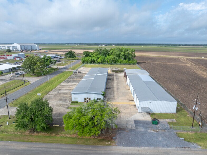 718 Hangar Dr, New Iberia, LA à vendre - Photo de l’immeuble – Image 3 sur 14