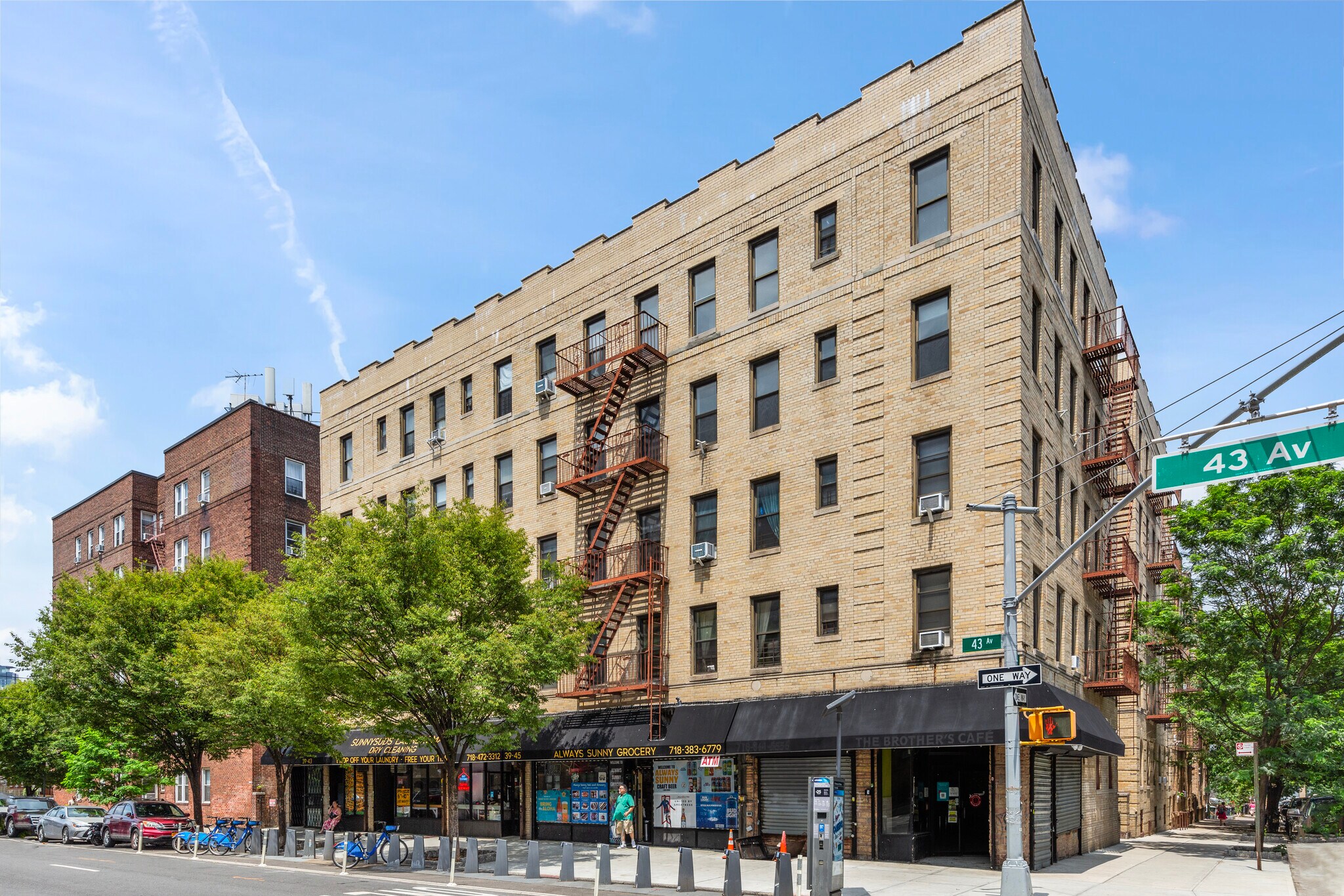 3949 43rd Ave, Sunnyside, NY à louer Photo de l’immeuble– Image 1 sur 6