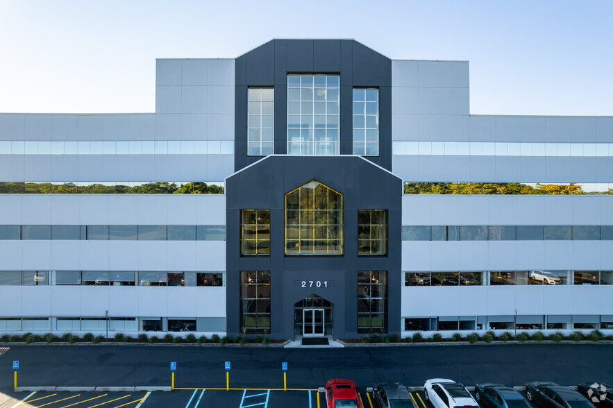 2701 Cambridge Ct, Auburn Hills, MI à louer - Photo de l’immeuble – Image 3 sur 12