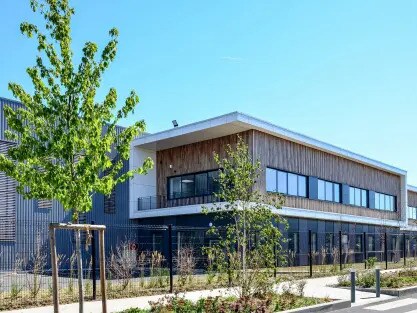 Industriel/Logistique dans Persan à vendre - Photo de l’immeuble – Image 1 sur 14