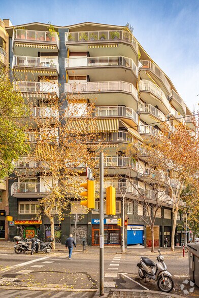Immeuble residentiel dans Barcelone, Barcelona à vendre - Photo de l’immeuble – Image 2 sur 2