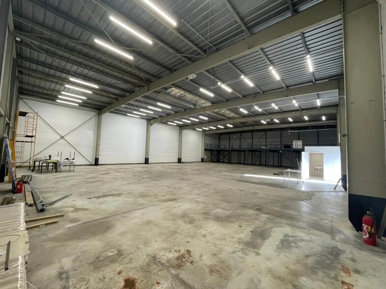 Local d’activités dans Colombes à louer - Photo de l’immeuble – Image 3 sur 11