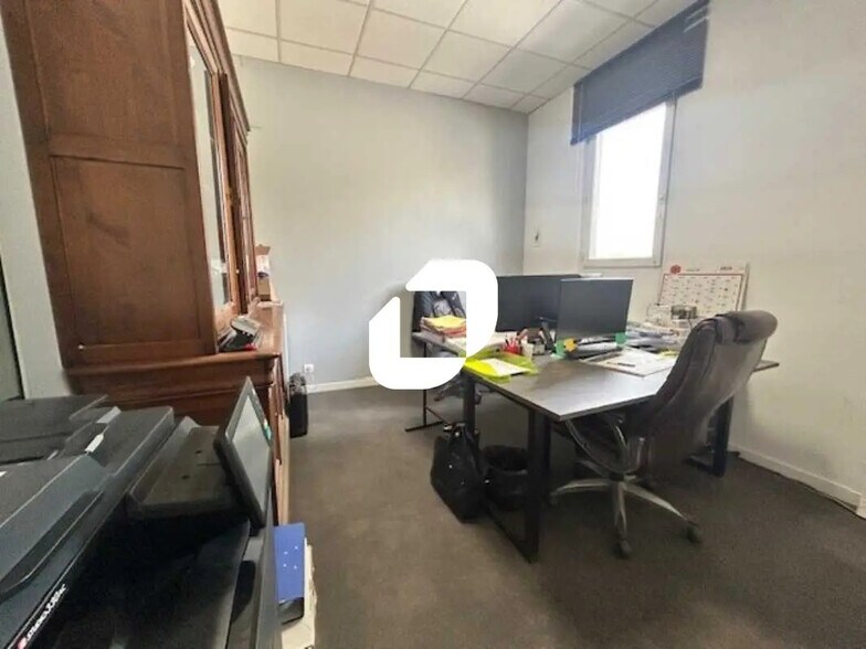 Local d’activités dans Le Thillay à louer - Photo de l’immeuble – Image 3 sur 6