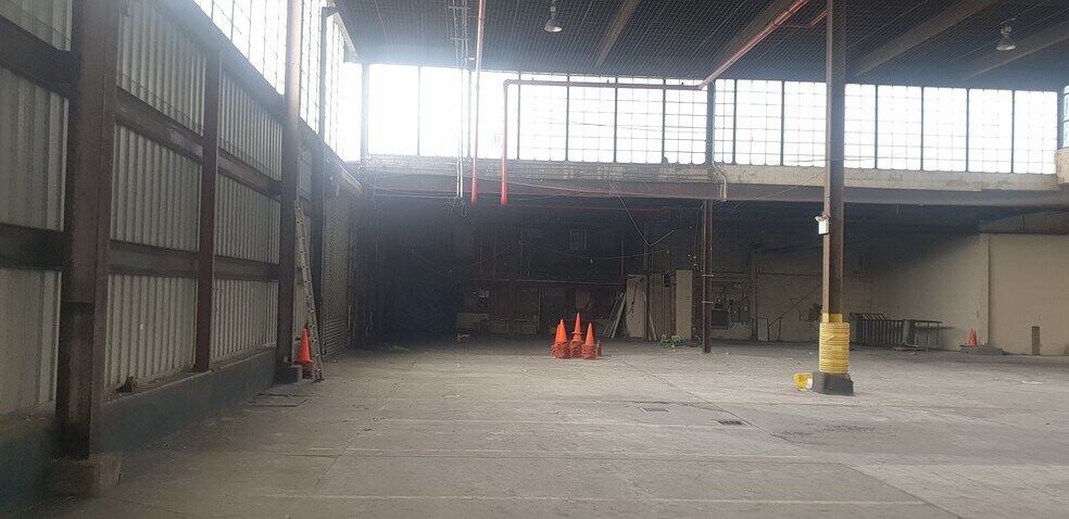 25-45 Borden Ave, Long Island City, NY à louer - Photo de l’immeuble – Image 1 sur 1