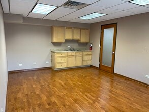 625 N North Ct, Palatine, IL à louer Photo de l’immeuble– Image 1 sur 2