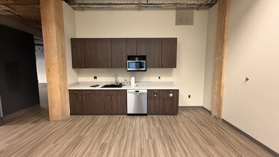 325 E Chicago St, Milwaukee, WI à louer Photo intérieure– Image 2 sur 4