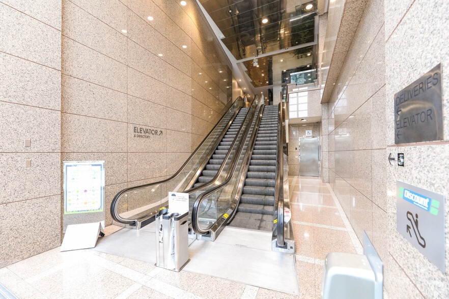2345 Yonge St, Toronto, ON à louer - Hall d’entrée – Image 2 sur 5