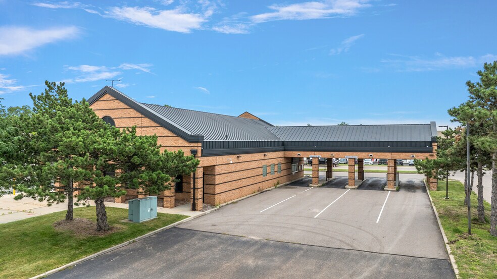 150 E Maple Rd, Troy, MI à louer - Photo de l’immeuble – Image 3 sur 3